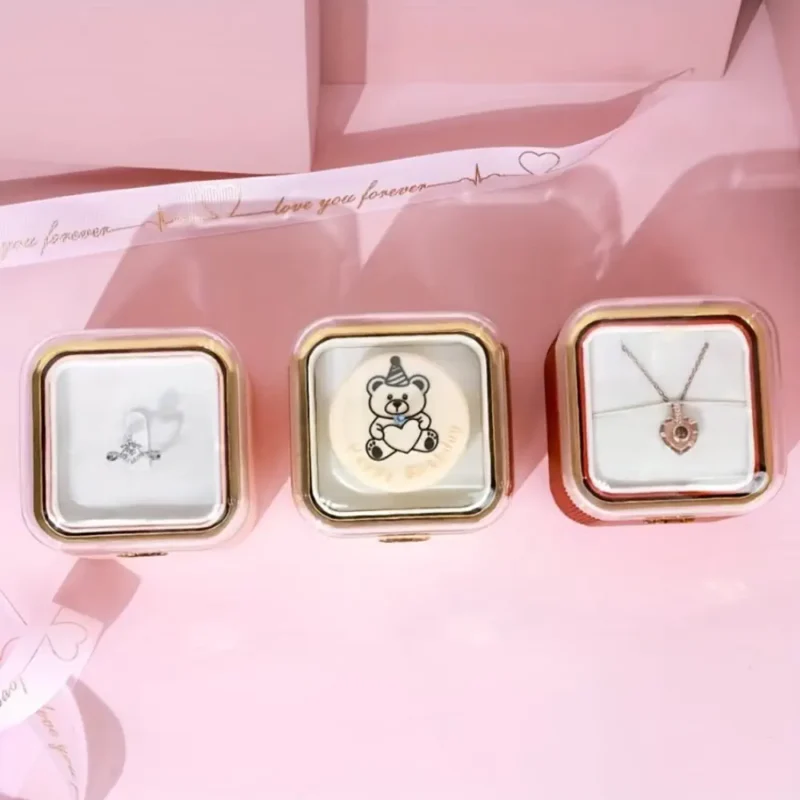 coffret contient de délicates petites bougies et un bouton secret qui, une fois pressé, révèle un bijou ou tout autre coffret contient de délicates petites bougies et un bouton secret qui, une fois pressé, révèle un bijou ou tout autre