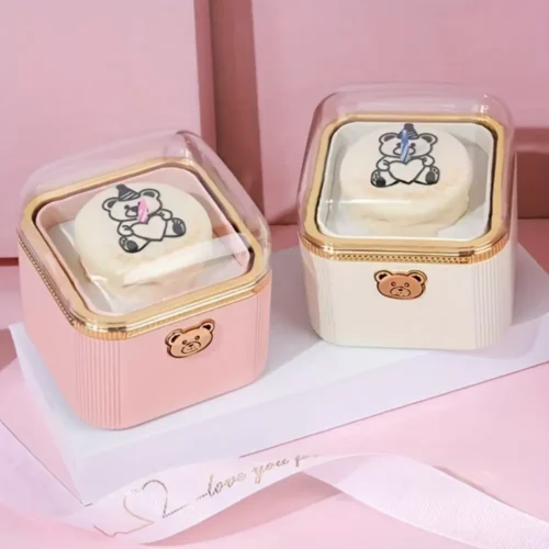 coffret contient de délicates petites bougies et un bouton secret qui, une fois pressé, révèle un bijou ou tout autre