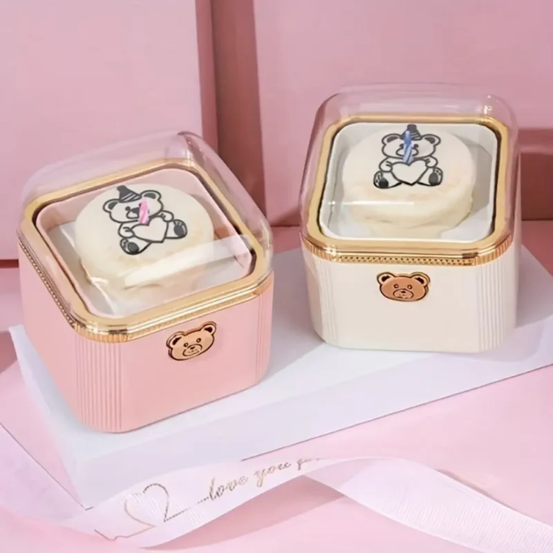 coffret contient de délicates petites bougies et un bouton secret qui, une fois pressé, révèle un bijou ou tout autre coffret contient de délicates petites bougies et un bouton secret qui, une fois pressé, révèle un bijou ou tout autre